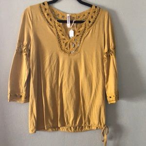 Mustard yellow 3/4 length sleeve top w/ lace